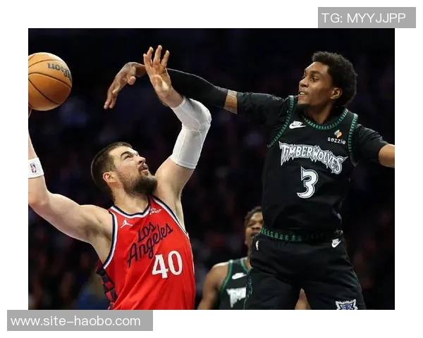 戈贝尔表现平平仅得6分8篮板球队失利显得毫无存在感